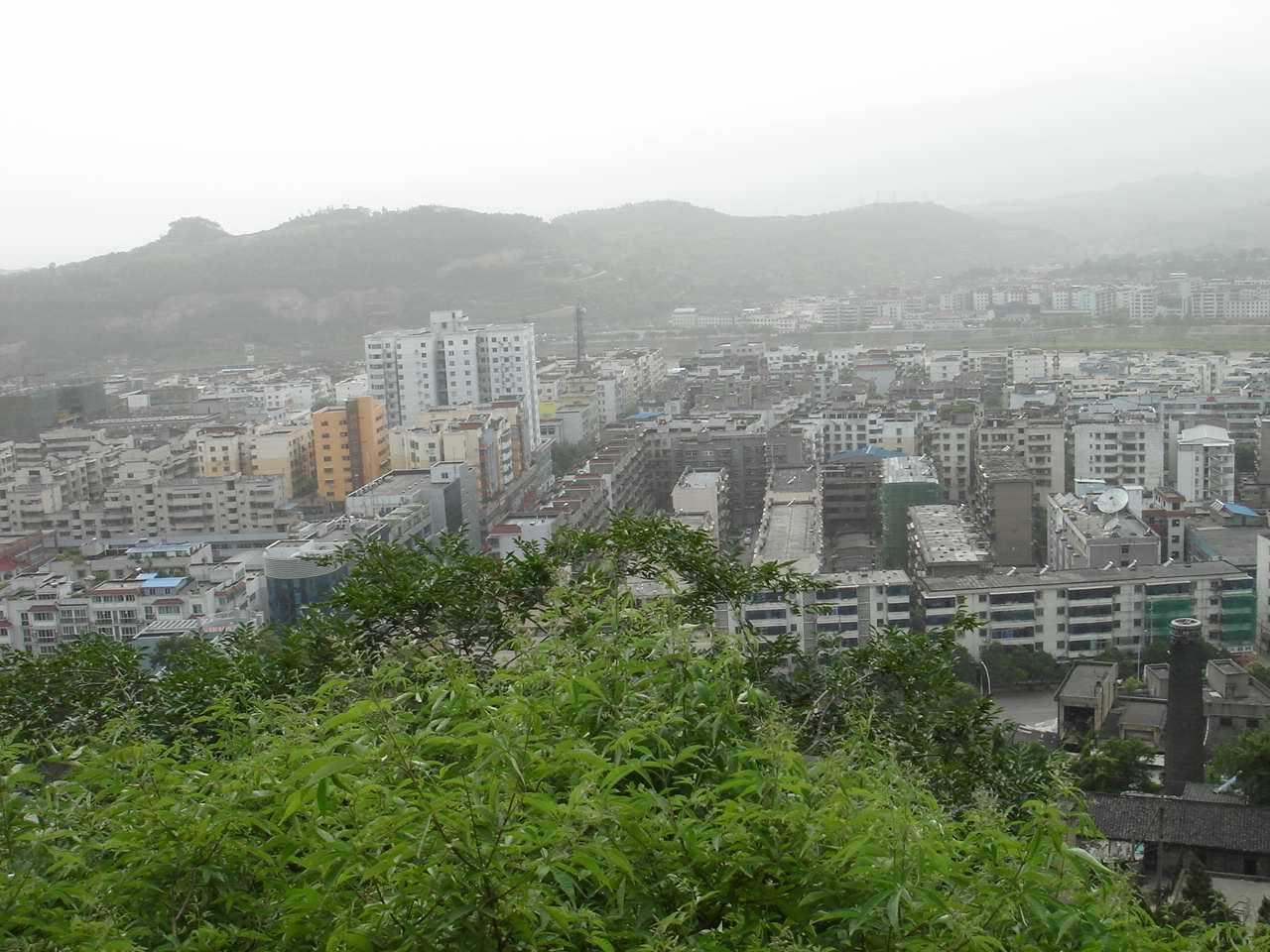 在此选择一个好的平台眺望市区风貌也是相当不错的   广元市"东坝片区