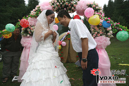 新疆石河子举行别样婚礼70名驴友大山里祝福新人图