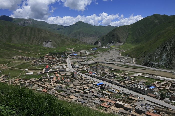 位于离玉树州府所在地结古镇3公里的新寨村,海拔3600多米.