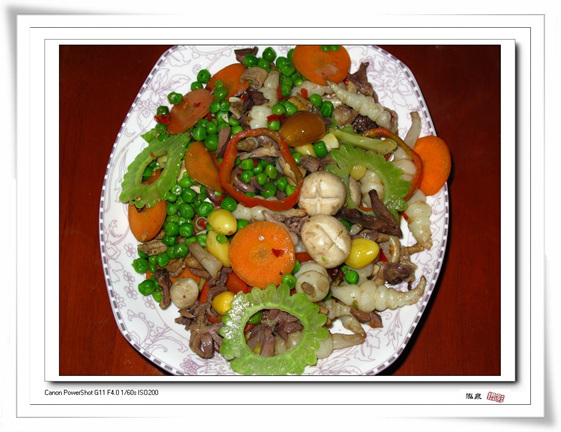 放入苦瓜,胡萝卜,红辣椒继续翻炒至七成熟后放入白果,冬菇,甘露子