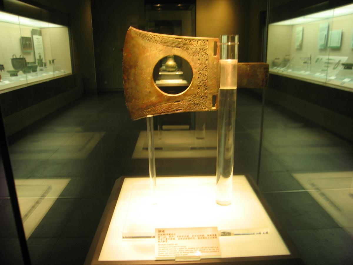 青铜钺:是古代用于砍杀的长柄兵器或刑具,是贵族权力的象征.