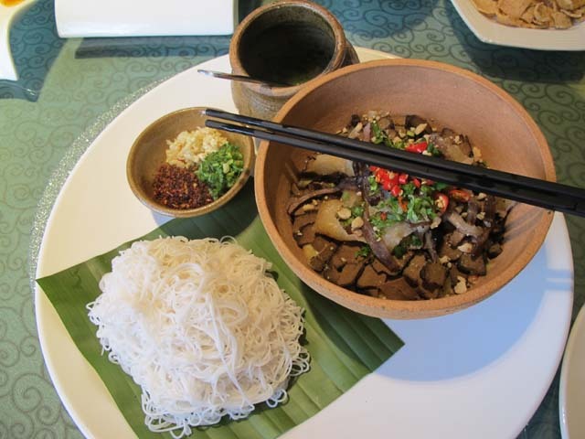 阿昌族过手米线