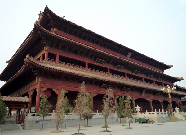 官方说法(柏林禅寺官网):释明海,1968年生人,俗姓肖,祖籍湖北潜江