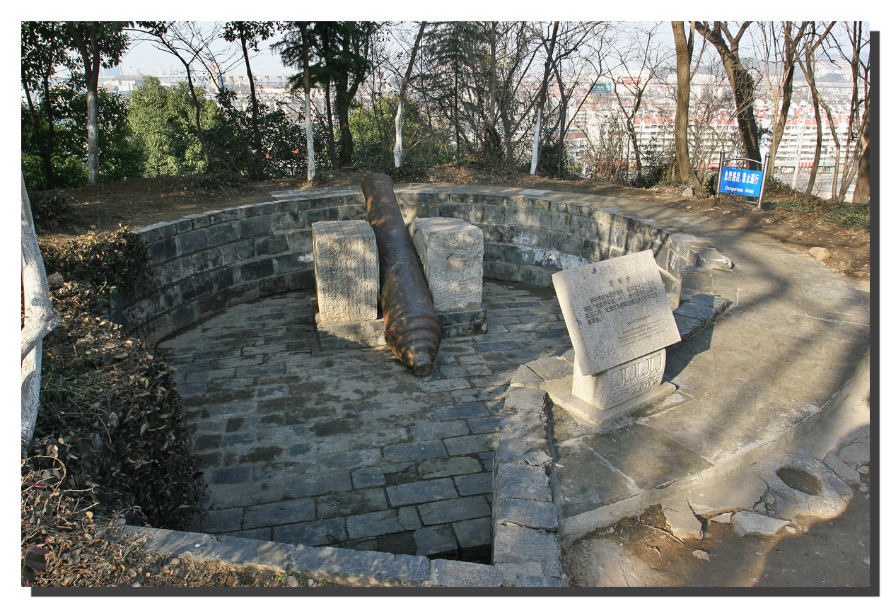 继续往东山脊上的一个古炮台.