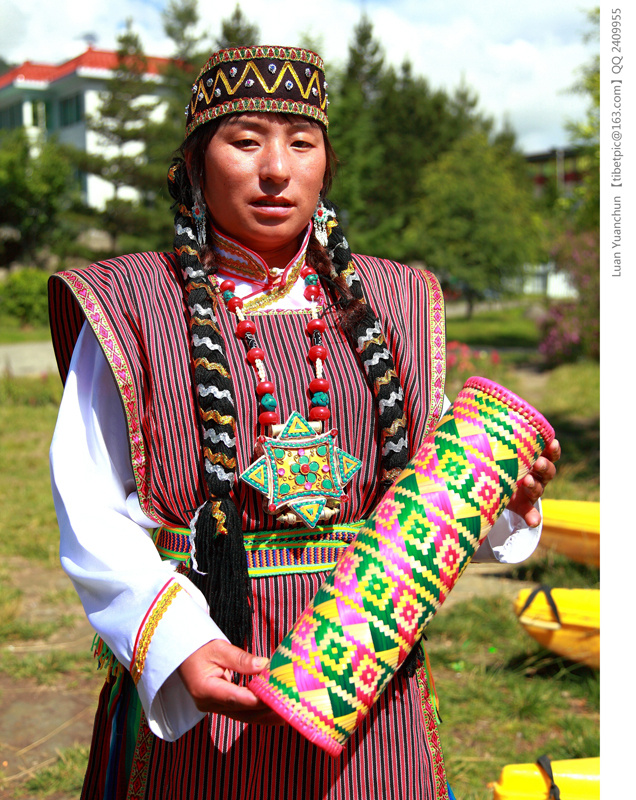 展示一组藏东南地区林芝的民族服饰