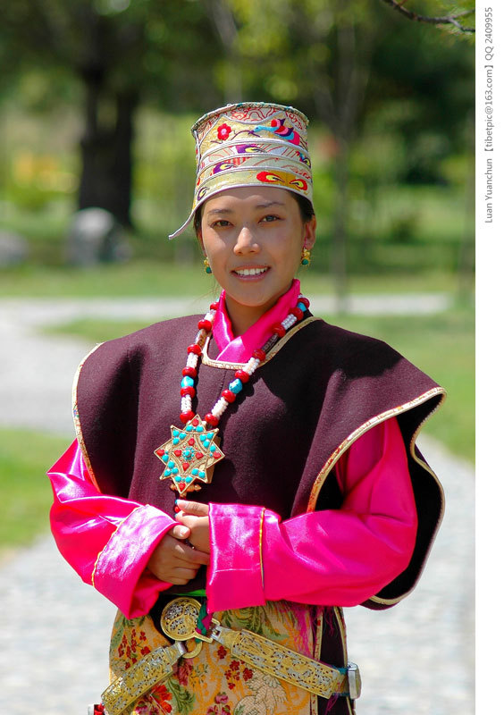 展示一组藏东南地区林芝的民族服饰