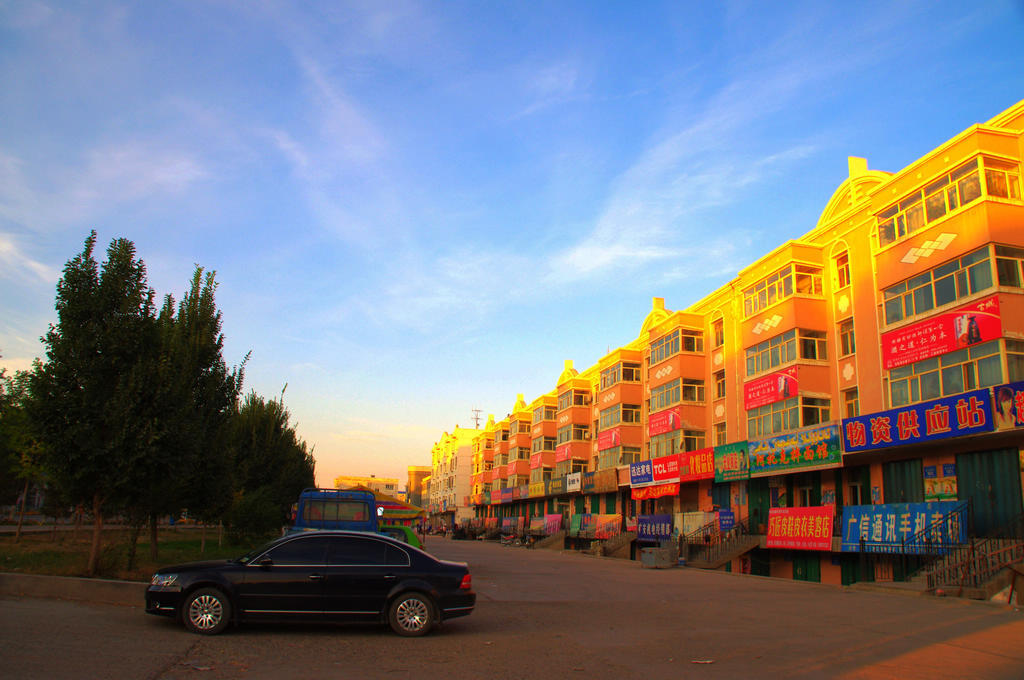 9月27日清晨,金色阳光照耀和什托洛盖小镇,我们出发继续往北驶向