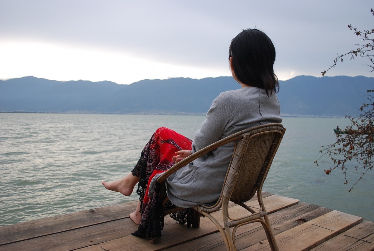 这条渔船也悠闲吧,独自一船漂荡在海中.