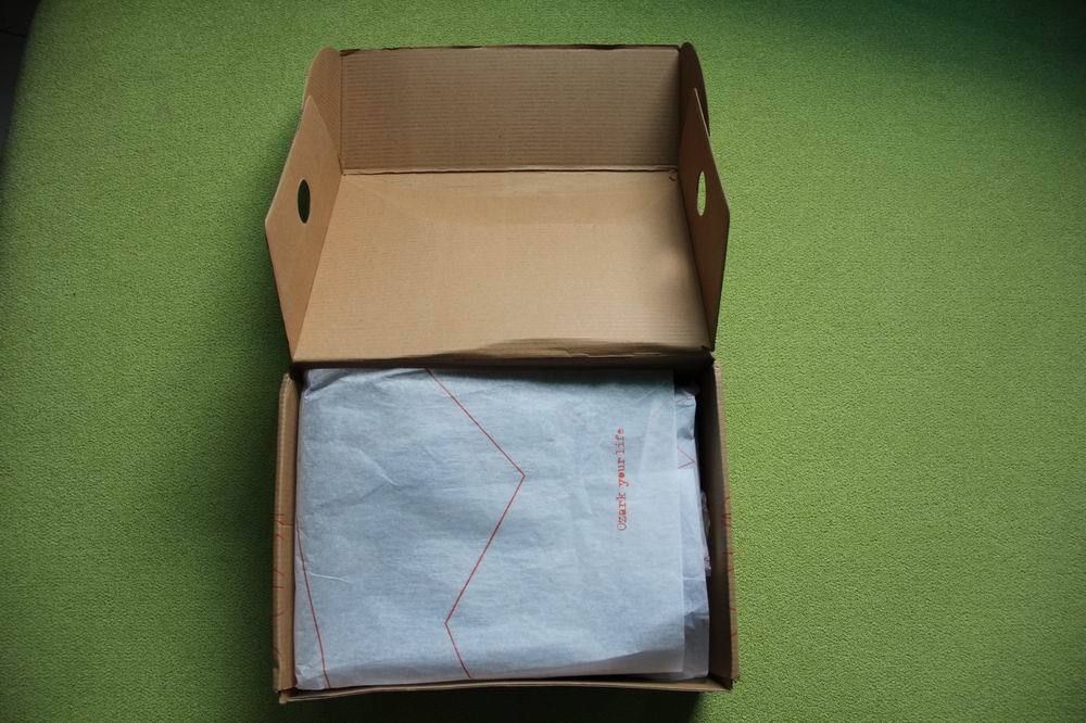     车迷迫不及待的打开鞋盒