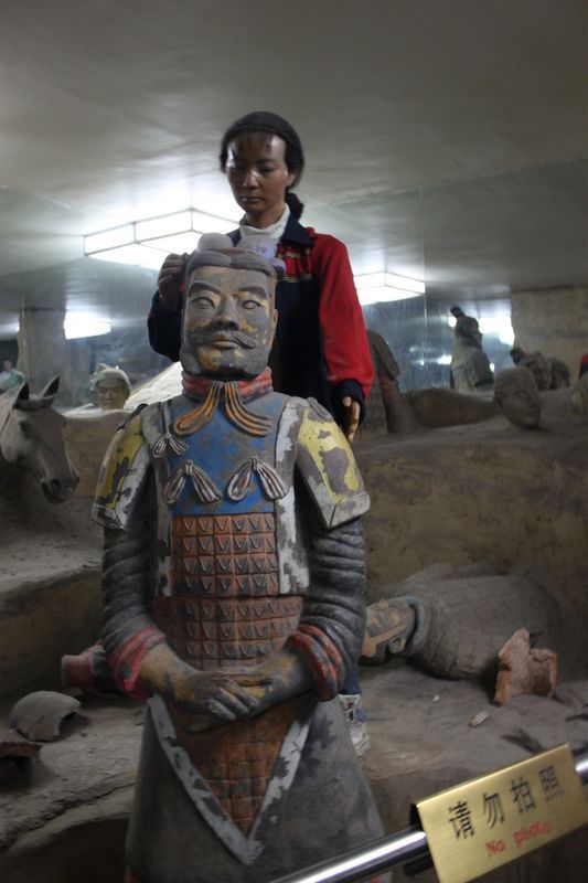 八,秦始皇陵兵马俑 秦始皇是第一个统一中国的皇帝,他的陵墓在西安