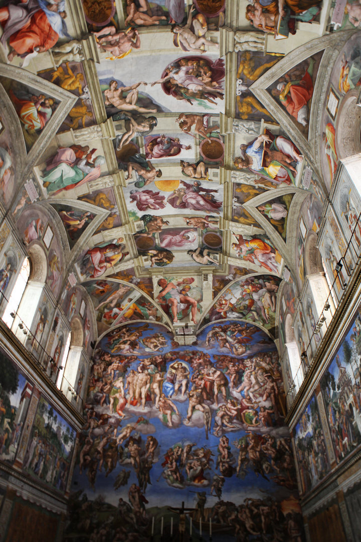 那幅"最后的审判"面对着我,头顶的天庭上是上帝之手,一时之间不知道