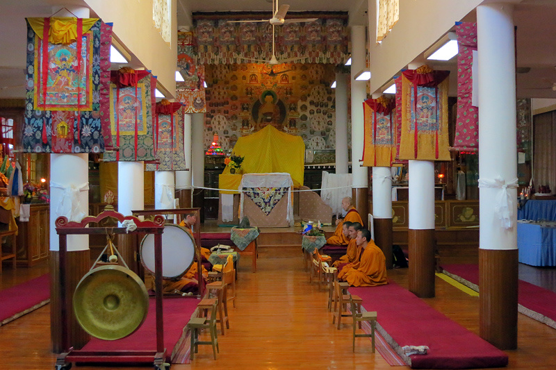 清晨寺庙的喇嘛在做早课