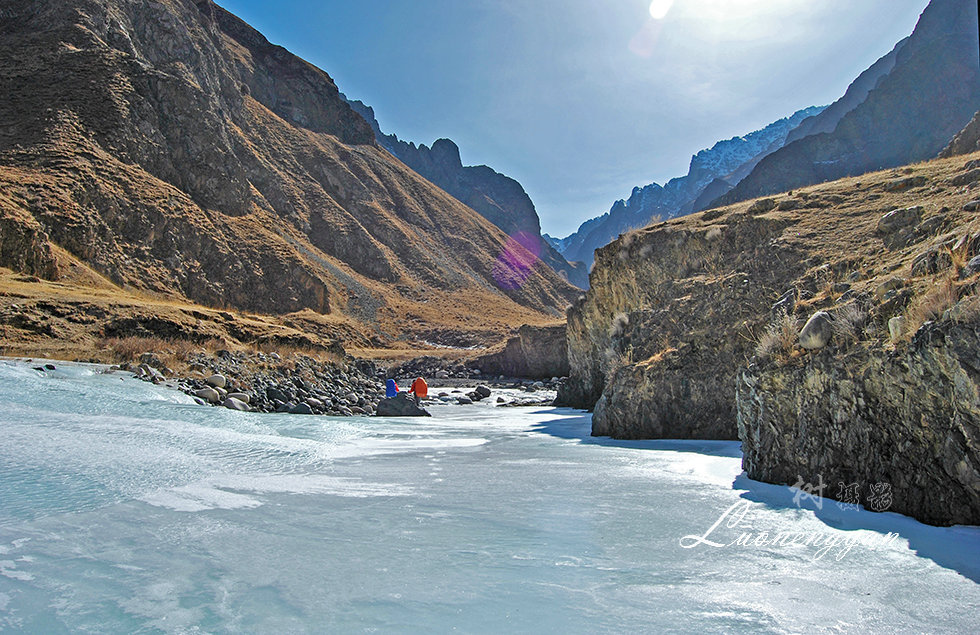 这个河岔口就是这样的,支流的冰面比主河谷的冰面还大,不小心会误入