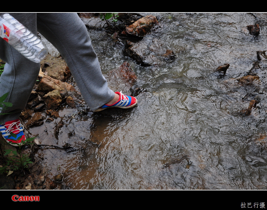过小溪,表现不错,鞋子进水后立即360度排掉,鞋里有湿感,但无滑感