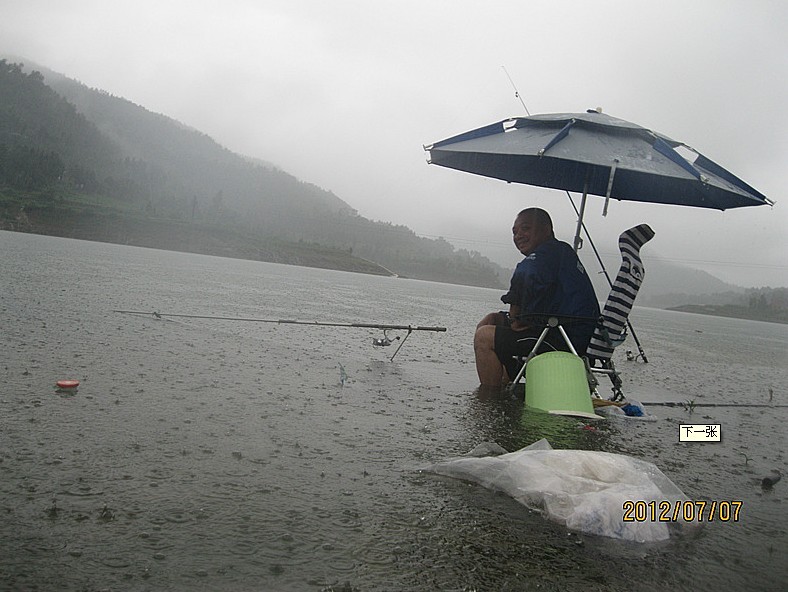 升钟水库垂钓暴雨中疯狂的钓鱼人