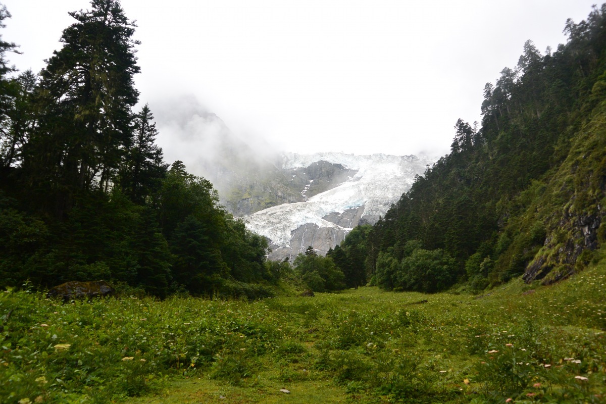 带你走进世外桃源的斯农冰川梅里雪山下的一条没开发的冰川