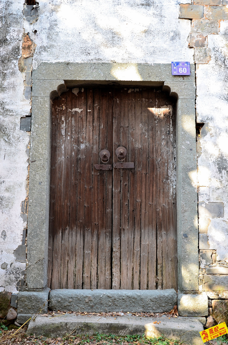 全石头开凿的大门,厚重的历史感.