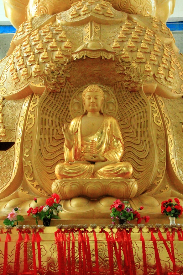 阿弥陀佛,燃灯佛,药师佛弥勒佛为未来佛,头戴天冠,寓意仍在修行,与