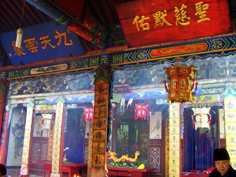 秦安邢泉庙会.香火十分旺盛的三圣母大殿