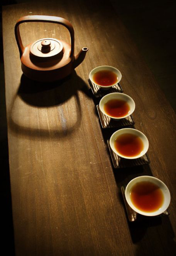 &nbsp; &nbsp; 一时兴起在网上淘了一套茶具,收到后感觉仿佛样品一般