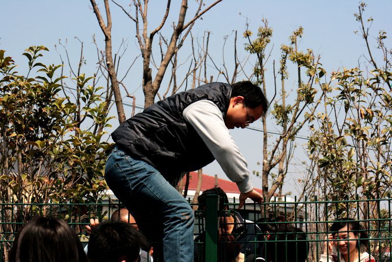 上午的时候人流太多根本就没有办法买票,很多同学就选择了翻围墙,逼不