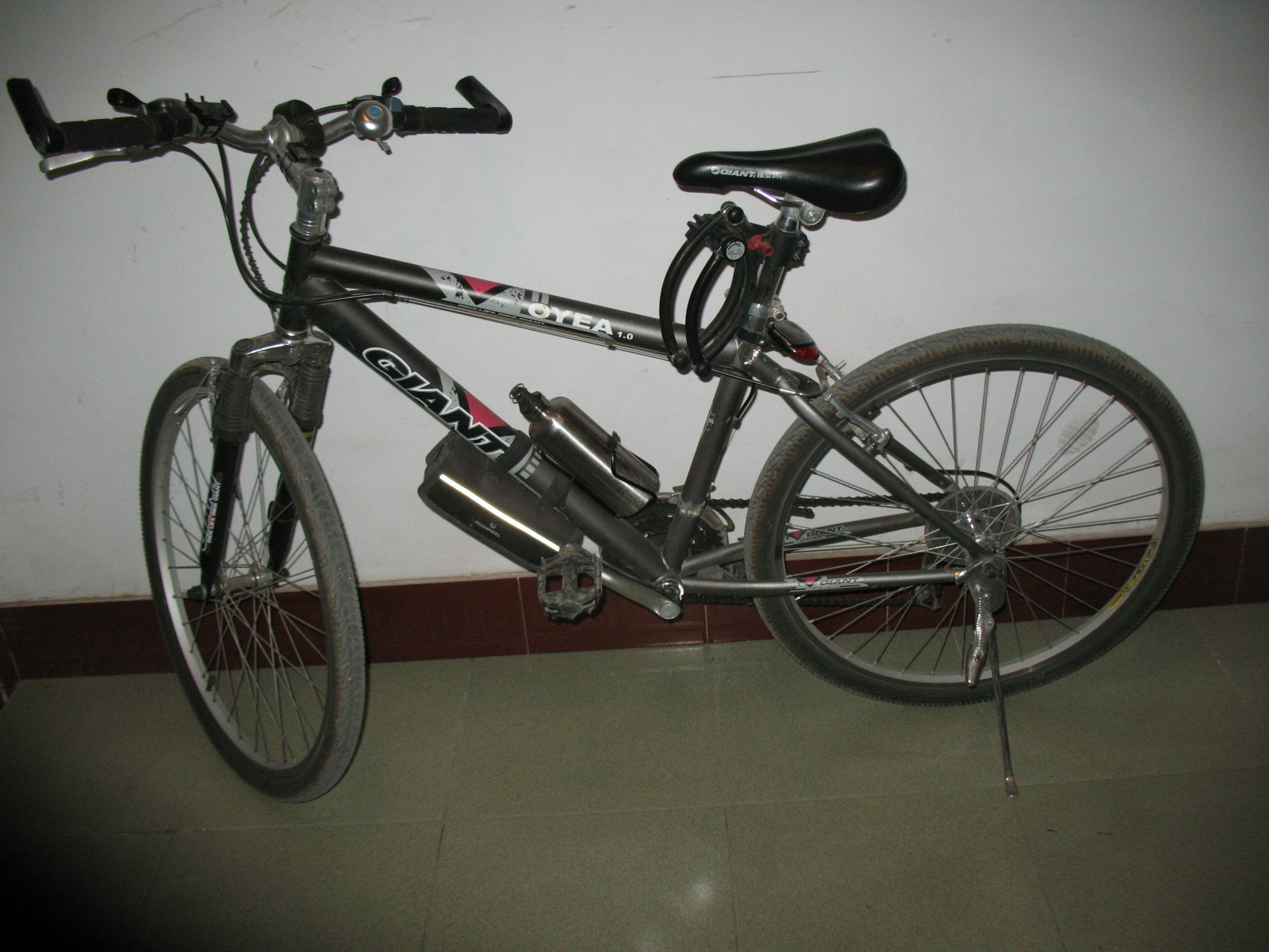 的第一辆山地车,一辆配置低的不能再低的,档次,次的不能再次的 捷安特