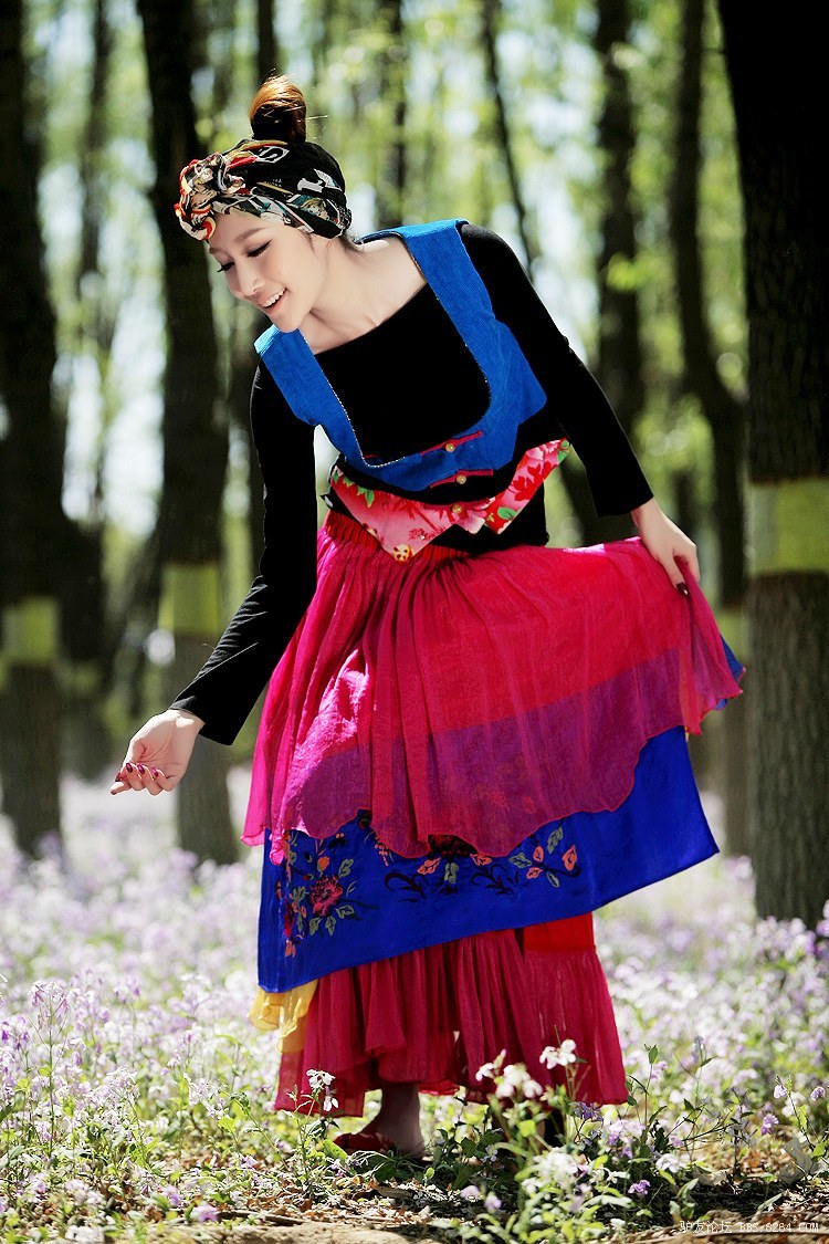 若隐若现唯美的民族风,裙舞飞扬,妖娆多姿,这样的女子 .