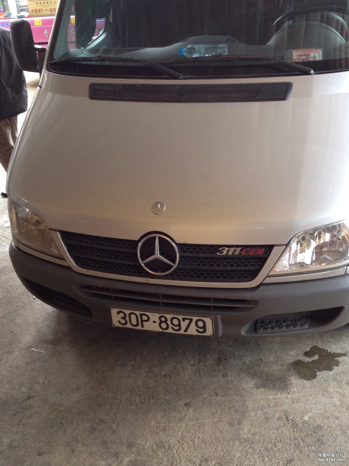 门口停的越南牌照旅游车