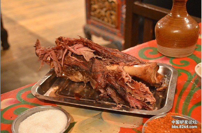 吃烤牦牛肉,喝酥油茶