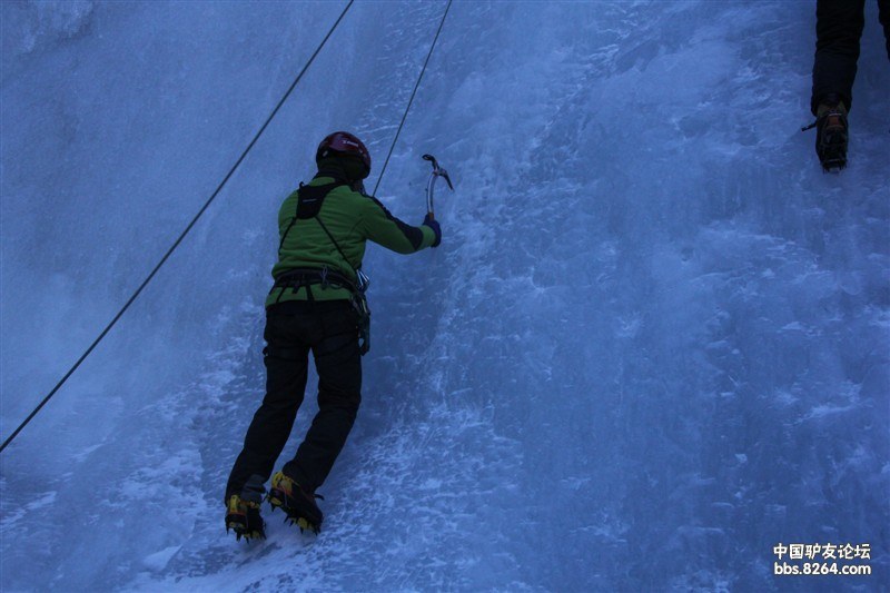 告别世界末日 冰壁上面迎新年 航空母舰手势再现雪山