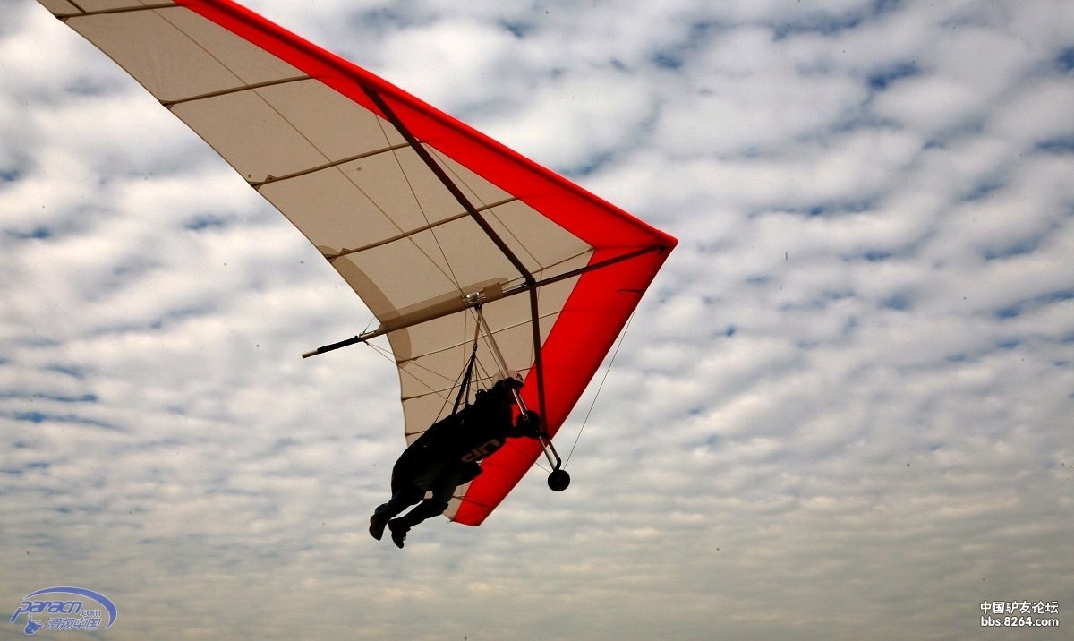 3 195 ,就是下面这款 :   动态感受一下三角翼滑翔运动的魅力吧 !