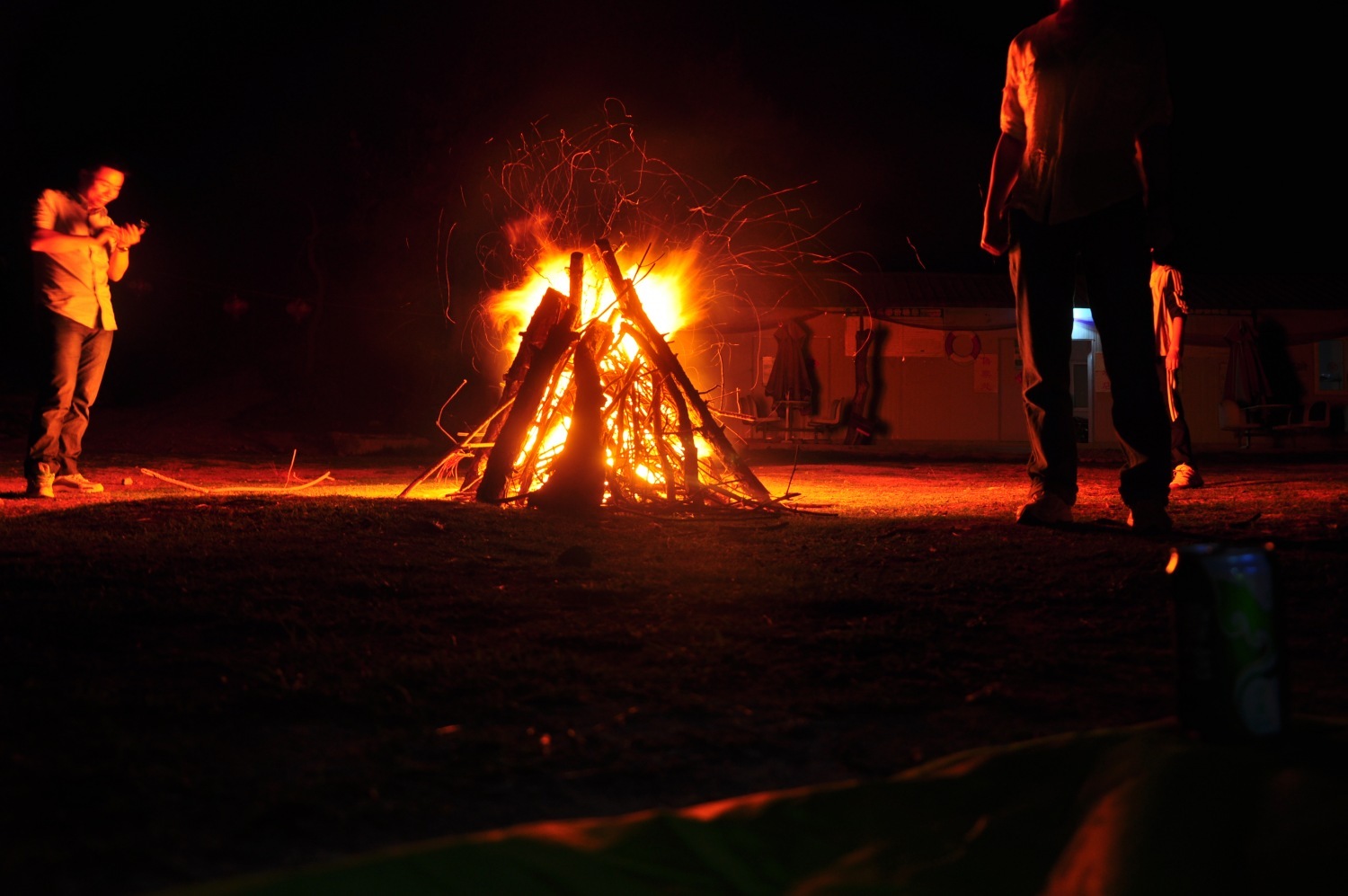 合肥探索户外岱山湖露营篝火烧烤游泳作业