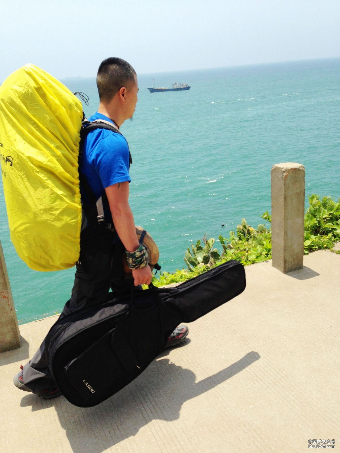 背起吉他,你愿不愿意和我一起去流浪?
