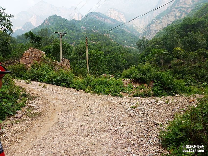 岔口右转,沿山沟拔高至绝下