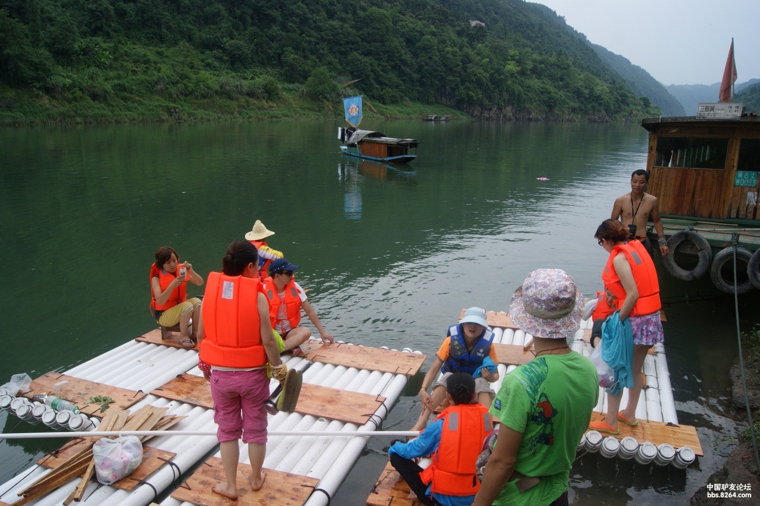 浪漫竹排水上漂四周壮观乐人心