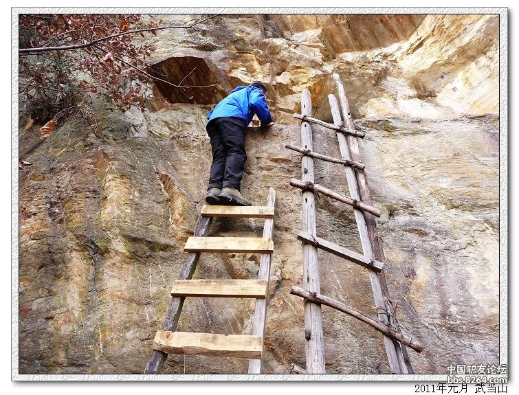 游览完凌虚岩和诵经台往回走,半山腰有一山洞,爬上去看了看,是空的.