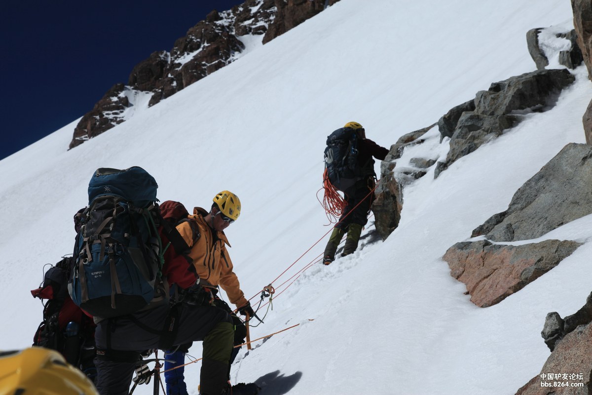 凯乐石登山队从北壁登顶天山托木尔提峰