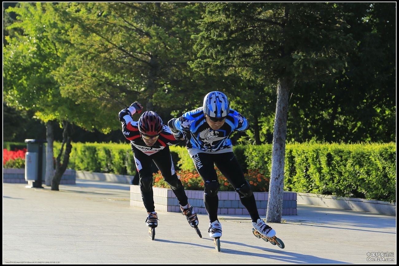 滑轮滑晨练黑龙江畔