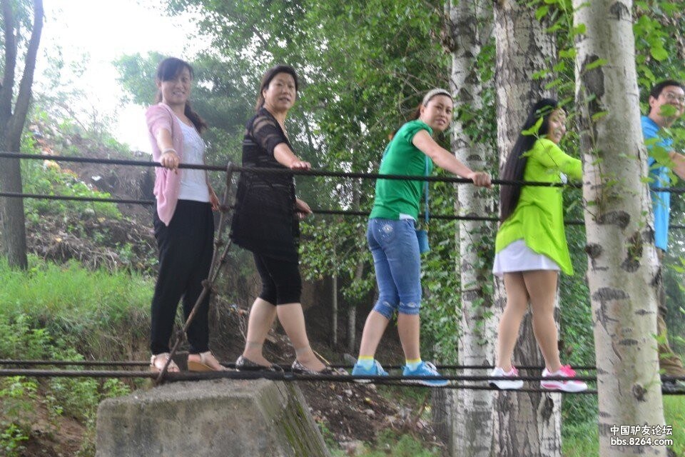 们在上面小心翼翼的行走着,好比走钢丝,中间好多木板都已破烂无法踩踏
