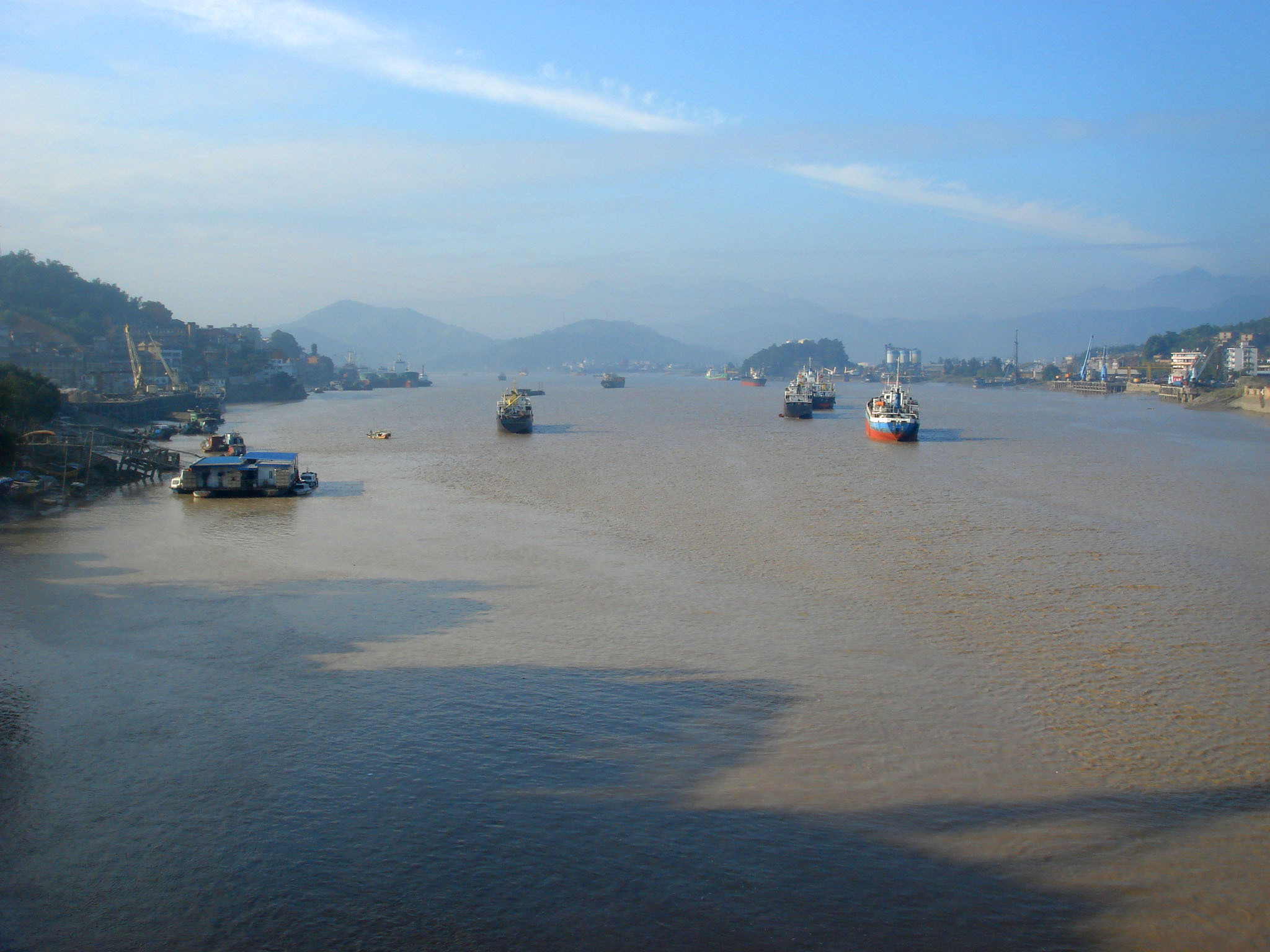 刚出赛岐镇,眼前豁然开朗,一条宽阔的大江从脚下流过,江上还行驶着