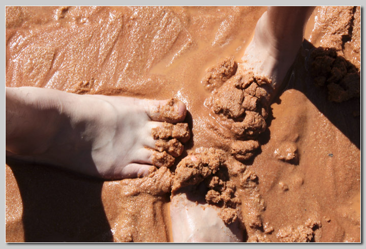 所以此刻,把脚趾揉进细沙,想起过去美奈的名字被翻译成"泥角",忍不住