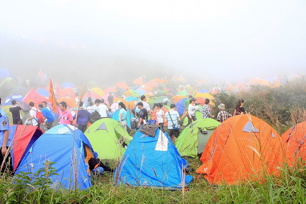 "天上草原 户外天堂"万名驴友登顶江西武功山美驴帐篷节