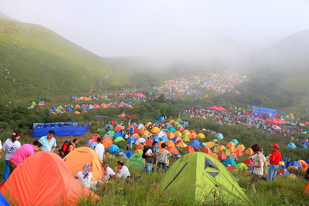 "天上草原 户外天堂"万名驴友登顶江西武功山美驴帐篷节
