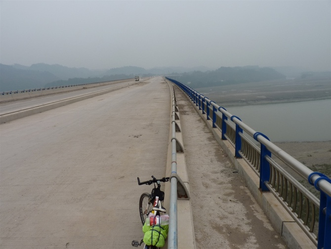 【乐宜骑友联谊】40个骑友骑行未通车的乐宜高速