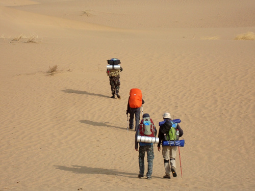 无后援无向导徒步穿越乌兰布和沙漠踏上征途