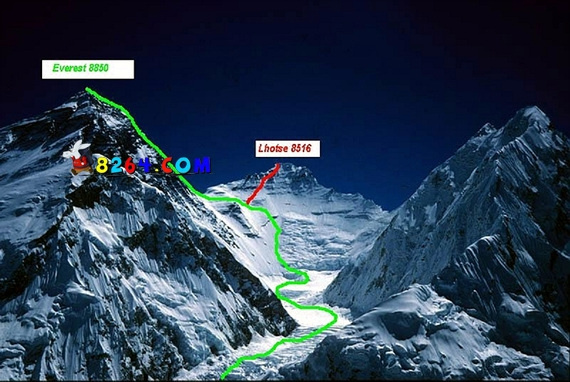 珠峰(左)和洛子峰(中),7800米前她们共用一条攀登路线,最右侧为努子