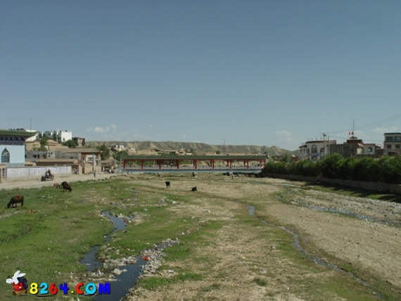 干枯的恰卜恰河恰卜恰大清真寺大兴土木尘土飞扬的恰卜恰镇中心恰卜恰