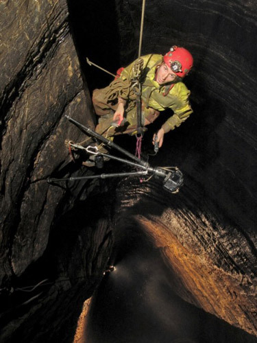 一国际探险队探索我国千米深地下洞穴[组图]